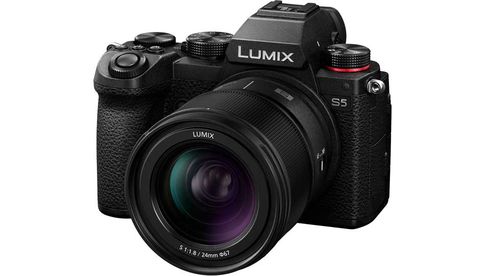 Das Lumix S 24mm F1.8 ist 310 Gramm leicht.