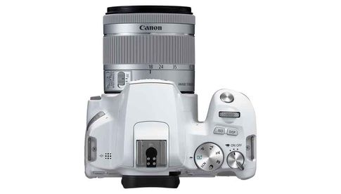 Neben ihrem eingebauten Klappblitz kann die Kamera auch TTL-gesteuerte Systemblitze nutzen.