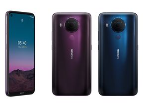 Das Nokia 5.4 in den Farben „Dusk“ (links und mitte) und „Polar Night“ (rechts)