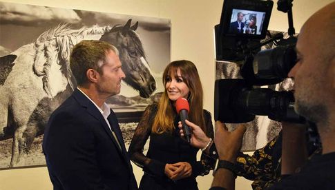 Manfred Baumanns und seine Frau Nelly bei der Ausstellungseröffnung von „Mustangs“. (Foto: Armin Fauland) 