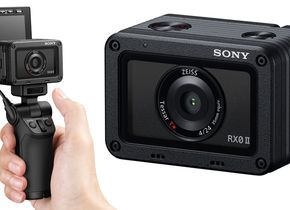 Die Sony RX0 II wird mit einem praktischen Handgriff geliefert.