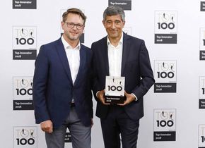 Jürgen Swoboda, Prokurist WhiteWall (links), erhält die Auszeichnung von TOP 100 Award-Mentor Rangar Yogeshwar. Foto: KD Busch/compamedia