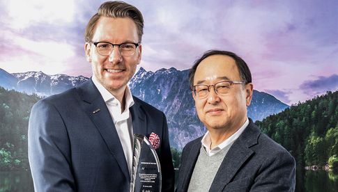 Niclas Walser und Samyang-CEO Choong Hyun Hwang bei der Übergabe des Awards