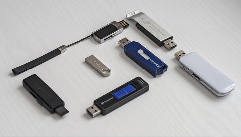USB-Sticks können aus recycelten Smartphone-Speicherbausteinen bestehen, die noch Daten enthalten.