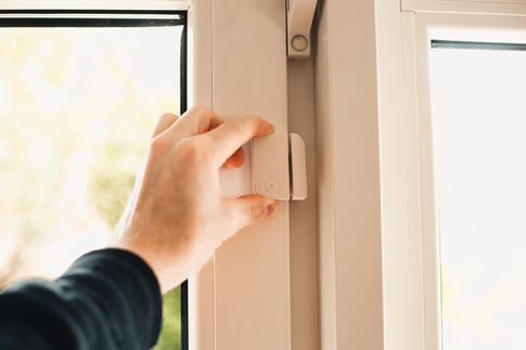 Der smarte Tür- und Fenstersensor verbessert Sicherheit und Komfort.