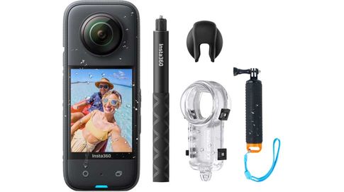 Insta360 bietet das Gehäuse separat oder ein Komplett-Set bestehend aus Kamera X3, dem Gehäuse, einem Selfie-Stick, einem schwimmfähigen Handgriff und einer Linsenschutzkappe an.