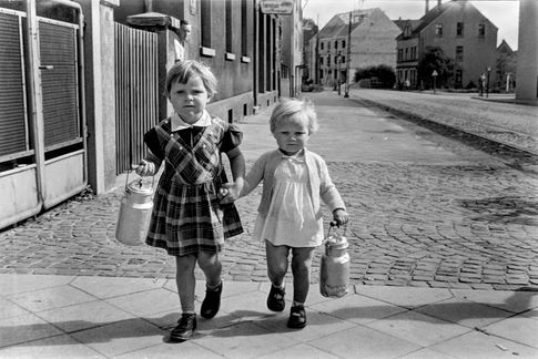 „Zwei Milchholer in Buer“, Gelsenkirchen 1958. Copyright: Fotoarchiv Ruhr Museum; Foto: Herribert Konopka.