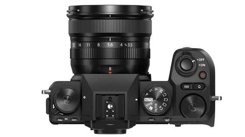 Im Gegensatz zum Retro-Design anderer Fujifilm-X-Kameras bietet die X-S20 wie ihre Vorgängerin ein konventionelleres Bedienkonzept mit Moduswahl- und Parameterrädern.