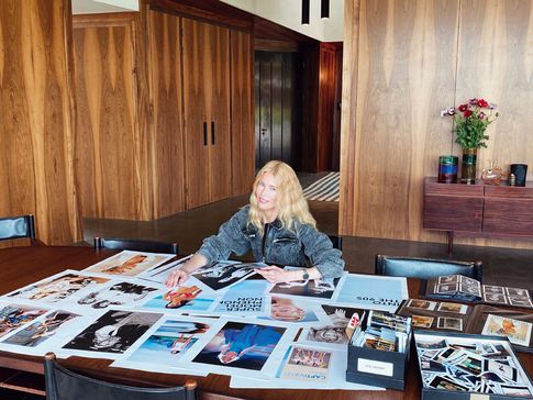 Kuratorin Claudia Schiffer bei der Auswahl der Bilder.