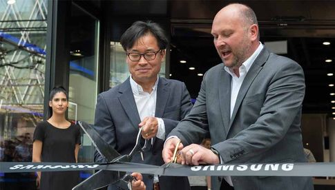 Samsung Deutschland Präsident Simon Sung und Deputy President Martin Börner eröffneten das europaweit erste Samsung Showcase.
