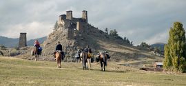 Der Fotograf Grégoire Eloy reist zu Fuß und zu Pferd durch Tuschetien, um ein Gefühl für die Entfernungen, das Klima und die Atmosphäre zu bekommen. © ZED