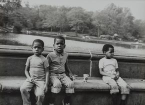 Drei Jungen am See, Central Park, New York, 1970 Museum für Kunst und Gewerbe Hamburg. © Matthias Biermann-Ratjen.
