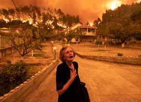 Gewinner - Europa - Einzelbeitrag: Foto: Waldbrand auf der Insel Evia; © Konstantinos Tsakalidis, for Bloomberg News Panayiota Kritsiopi weint, als der Waldbrand auf der Insel Evia ihr Haus im Dorf Gouves am 8. August 2021 erreicht.
