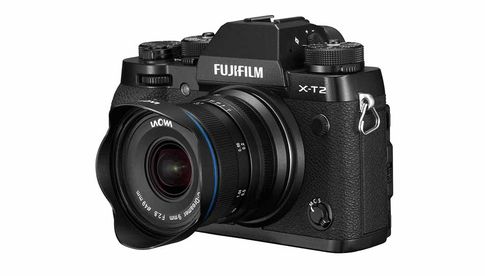 Laowa 9 mm f/2,8 Zero-D: Das Objektiv wird für Kameras mit Sony-E-, Canon-EF-M- und Fujifilm-X-Bajonett wie hier einer X-T2 zur Verfügung stehen.