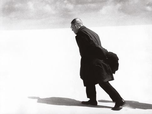 Jean-Paul Sartre in Litauen. Nida, 1965 Courtesy: Galerie argus fotokunst, © Antanas Sutkus / VG Bild-Kunst, Bonn 2019
