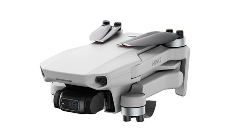 Zusammengeklappt lässt sich die nicht einmal 250 Gramm schwere Drohne einfach transportieren