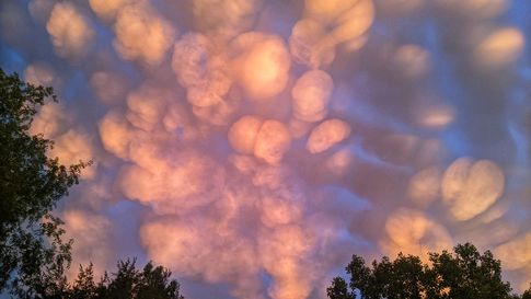 „Mammatus Sunset“ - Photo © Eris Pil (Royal Meteorological Society Young Weather Photographer of the Year 2022 title winner)