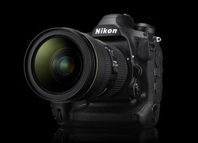 Die Nikon D6 mit dem AF-S NIKKOR 24-70 mm 1:2,8E ED VR