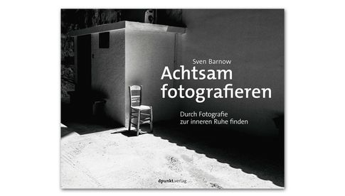 Sven Barnow: Achtsam fotografieren. dpunkt 2022, ISBN 978 3 86490 894 1.
