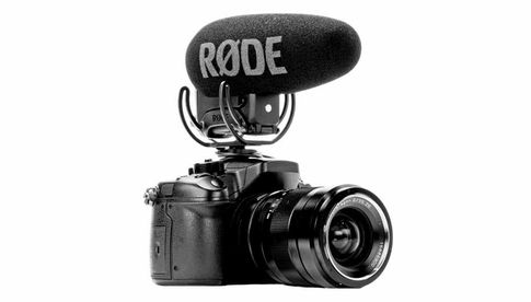 Røde VideoMic Pro+: Je nach DSLR kann sich das Mikrofon per „Auto-On/Off“ bei Einschalten der Kamera selbsttätig aktivieren.