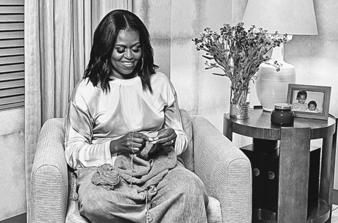 Die ehemalige First Lady der Vereinigten Staaten strickt in einem Wohnzimmer. Was sagt uns dieses gekonnt inszenierte Bild? © Merone Hailemeskel/ARTE France Développement
