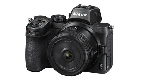 Das Nikkor Z 28 mm 1:2,8 an der Nikon Z 5