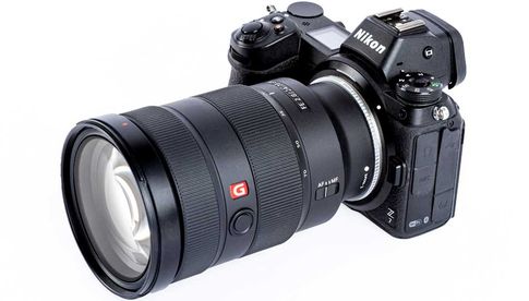 Nikon Z 7 mit einem Sony FE 24–70 mm F2.8 GM, das mittels Megadap ETZ11 an die Kamera angeschlossen ist.