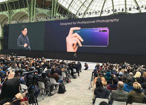 Das neue Huawei P20 Pro wird vor großem Publikum in Paris vorgestellt.