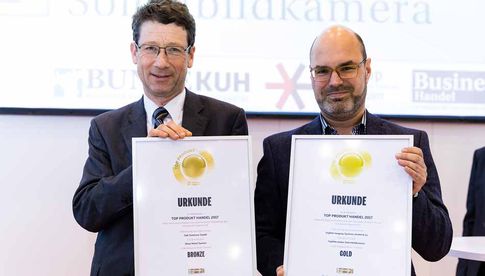 Stephan Althoff (rechts), Produktmanager Imaging Products, nahm die Auszeichnung entgegen. (Foto: Peter Eilers, Lebensmittel Praxis).