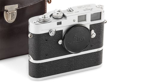 Eine von nur noch zehn existierenden Exemplaren: Leica MP2 Chrome mit Elektromotor und der Seriennummer 952014