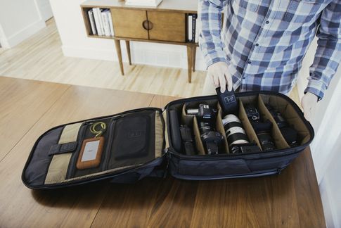 Der Gomatic Peter McKinnon Camera Pack 35L bietet reichlich Platz für umfangreiche Fotoausrüstungen.