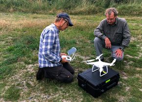 Das Kamerateam beim Vorbereiten des Drohnenflugs. © ZDF/MDR/telekine fernsehproduktion.