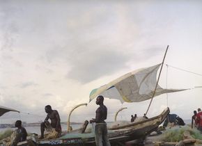 Denis Dailleux: La voile à James Town, Ghana. 2009. c-Print, 120 x 120 cm, kaschiert, gerahmt, Ed. 6 © Denis Dailleux, courtesy Galerie—Peter—Sillem 