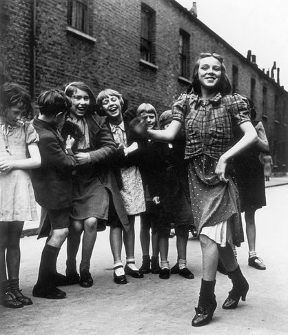 East End girl dancing the ‚Lambeth Walk‘, 1939 © Bill Brandt / Bill Brandt Archive Ltd.