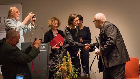 Silke Bernhardt von Leica überreicht dem Preisträger die Leica M10