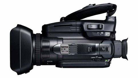 Canon Legria GX10: Auf der Oberseite befinden sich etwa die Schaltwippe für das 15-fache Zoomobjektiv und Möglichkeiten, ein „Kopflicht“ oder ein Aufsteckmikrofon anzubringen.