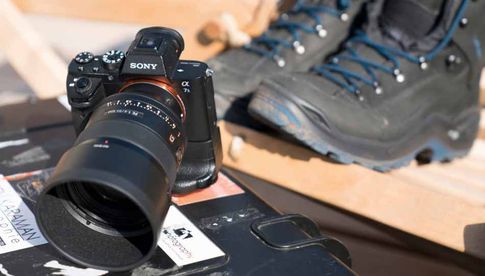 Neben zwei Kameras der Sony-Alpha-7-Serie sind auch viele Objektive mit auf der Weltreise zu vielen Fotografen.