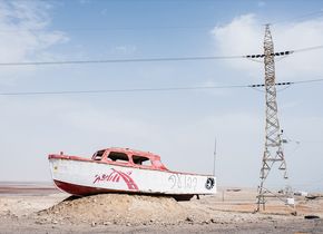 „Boot auf trockenem Grund“ aus der Ausstellung „The Dying Dead Sea“ von Moritz Küstner.