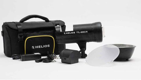Helios TTL-600C/N: Standard-Set mit Normalreflektor, Streuscheibe und Tasche.