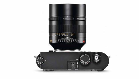 Leica Noctilux-M 1:1,25/75 ASPH.: An den kompakten Sucherkameras von Leica wirkt das neue Objektiv recht wuchtig.
