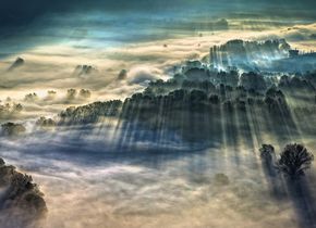 Das Siegerbild des Weather Photographer of the Year 2021, „Morning Fog“ von Giulio Montini. © Giulio Montini.