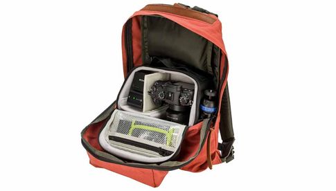 Der BYOB-Kameraeinsatz lässt sich dann im eigenen Rucksack transportieren - dabei ist es egal, ob dieser von Tenba oder einem anderen Hersteller ist.