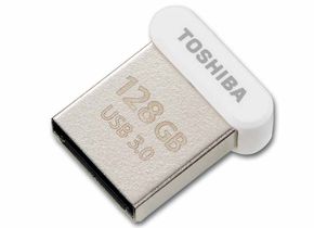 Nur so groß wie der USB-Stecker mit Griffstück: Toshibas „U364 Dongle“ mit maximal 128 Gigabyte.
