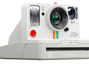 Äußerlich einer klassischen Polaroid-Sofortbildkamera sehr ähnlich, aber ein modernes System aus dem Jahr 2018: Polaroid OneStep+