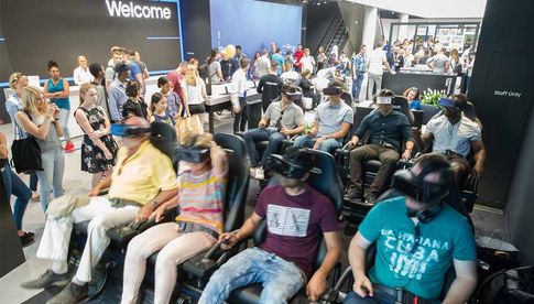 Im VR-Theater des Samsung Showcase kann man virtuelle Realität etwa bei einem Weltraumspaziergang erleben.