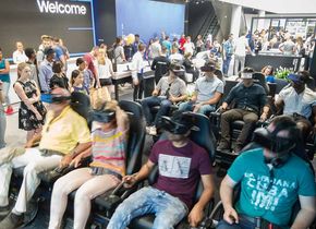 Im VR-Theater des Samsung Showcase kann man virtuelle Realität etwa bei einem Weltraumspaziergang erleben.