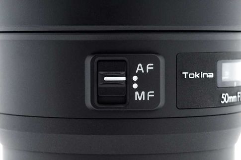 Tokina opera 50mm F1.4 FF: Der Autofokus ist mit einem Schiebeschalter deaktivierbar.