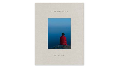 Elina Brotherus: Seabound – A Logbook. Kehrer Verlag, 2021, 120 Seiten, Hardcover im Schieber, ISBN 978 3 96900 033 5.