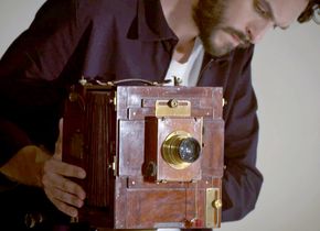 Der Historiker Adrien Genoudet stellt das Autochromverfahren vor. Es ist ein technologisches und kommerzielles Abenteuer für die Gebrüder Lumière – aber vor allem auch für die Presse. © Les Films d'Ici