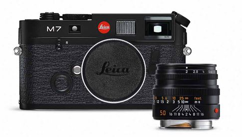 Für Liebhaber der klassischen Analog-Fotografie steht ein Set der analogen Leica M7 in der schwarz verchromten Ausführung zusammen mit dem leistungsstarken Standard-Objektiv Leica Summicron-M 1:2/ 50mm zur Auswahl.